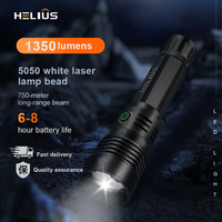 Lampe torche tactique Helius YD-01 puissante, 1350 lumens, portée 650 m, avec affichage de la puissance, rechargeable et zoomable.