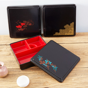 Lonchera estilo japonés, negra, rectangular, con tapa de plástico y diseño floral, para guardar el almuerzo. - Product Image 1