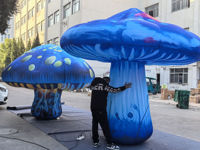 Champignon gonflable bleu coloré sur le thème de l'Alice au pays des merveilles, décoration publicitaire pour parc et jardin