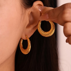 Aros de Acero Inoxidable Hipoalergénicos con Diseño Retro, Aros de Geometría Irregular, Aros de Alta Calidad para Mujer - Product Image 2