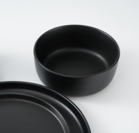 Service de table en céramique noire glacée élégante, assiettes, bols et tasses pour la cuisine à domicile, les repas quotidiens, la table de café, le restaurant moderne