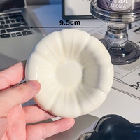 Keramische smaakvolle borden, schattige hartvormige kleine bloemborden, puur witte borden voor snacks, thee en dipsaus.