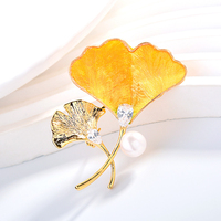 Broche en gros pour femmes, motif feuille de ginkgo en velours, fleur en cuivre et zircon, bijou de poitrine avec perle d'eau douce
