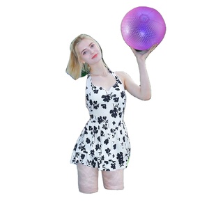 Ballon de plage en PVC LED coloré avec un design lumineux et original - Parfait pour les fêtes au bord de la piscine et les plaisirs estivaux - Product Image 2
