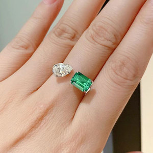 Anello Smeraldo F1748 con Taglio a Pera e Montatura a Griffe, Anello Classico da Donna con Gemma Preziosa per Fidanzamento - Product Image 4