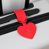 Fourniture en gros d'étiquettes à bagages en cuir Simple Heart avec logo personnalisé Étiquettes de passe de voyage PVC/plastique
