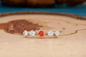 Anillo Elegante con 5 Piedras Engastadas, Joyería Artesanal Atemporal, Gemas Brillantes, Diseño Clásico, Anillos de Diamantes - Product Image 2