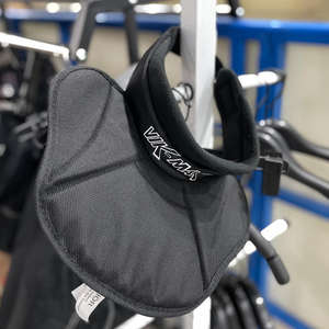 Protège-cou de hockey junior personnalisé de haute qualité, résistant et réglable, équipement de protection pour le hockey sur glace - Product Image 4