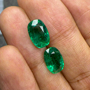 Paire assortie de pierres précieuses vertes en émeraude naturelle taille coussin de 6,43 ct, facettées, certifiées par un tiers, avec jeu de couleurs - Product Image 1