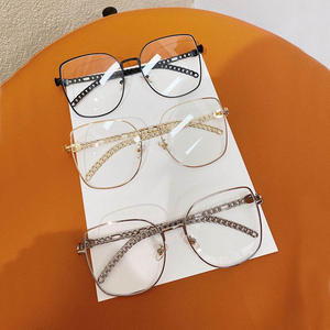 แว่นกันแดด Qianai Square รุ่น T5-6062 กรอบสีทอง ขาแว่นแบบโซ่ ป้องกันรังสียูวี 400 ดีไซน์ทรงเหลี่ยมไม่สมมาตร เลนส์ AC สำหรับทุกเพศ - Product Image 4