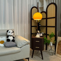 Lampadaire LED intelligent de style Mid-Century Modern avec étagère de rangement intégrée et lumière d'ambiance pour salon, chambre, canapé et chevet