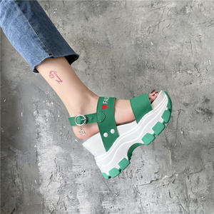 Vente en gros de chaussures plates décontractées à la mode, sandales à talons compensés, chaussures à plateforme pour femmes et dames - Product Image 3