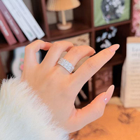 Anillo de compromiso de diamantes cultivados en laboratorio con corte princesa brillante, triple fila pavé, chapado en oro blanco de 18 quilates, banda de eternidad completa para mujer