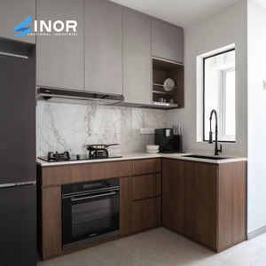 Gabinetes de cocina modernos a medida con acabado de madera clara, Estantes abiertos, frentes de vidrio, manijas negras, bisagra de grifo de encimera de mármol - Product Image 5