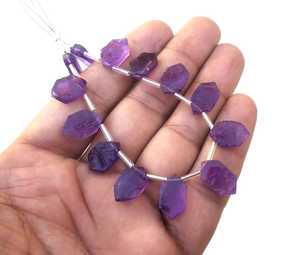 พลอยอเมทิสต์สีฟ้าธรรมชาติ13ชิ้นอัญมณีหลวมตัดด้วยมือหยาบเครื่องประดับหินวันเกิดทำลูกปัดรูปทรงแฟนซีไม่ผ่านการอบ - Product Image 1