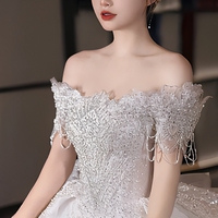 Robe de mariée épaules dénudées, style robe de bal, ornée de perles et de paillettes, longueur ras du sol, avec traîne chapelle pour la mariée