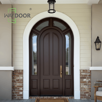 Puerta Principal Sencilla de Madera Sólida con Acabado en Nogal Oscuro, Diseño Anti-Deformación, Arco Tradicional Personalizado y Luces Laterales