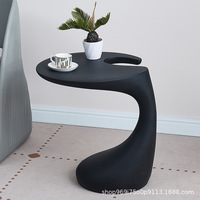 Table d'appoint nordique moderne au design simple, table basse en plastique de forme irrégulière pour chambre, salon, balcon, coin de maison