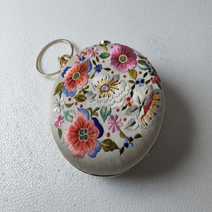 กระเป๋าคลัทช์ลายดอกไม้ทำด้วยมือสไตล์โบฮีเมียนแฟชั่นดีไซน์เนอร์ออกแบบได้ตามต้องการทำจากหนังแท้พรีเมี่ยมแบบเปิดฝาปิดมีกระดุมที่มีสีสัน - Product Image 1