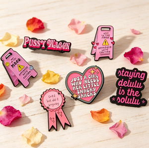 Broche de <span class=keywords><strong>esmalte</strong></span> duro de aleación de zinc con diseño de corazón y cita en inglés, estilo antiguo rosa, de dibujos animados, accesorio de advertencia, superventas - Product Image 4