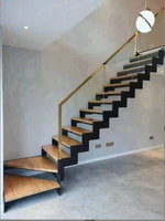 Escalier intérieur moderne avec rampe en bois, marches en bois, design d'escalier droit, escalier à double poutre