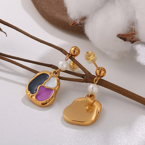 ต่างหูมุกน้ำจืดทรงหยดน้ำสไตล์ยุโรปอเมริกัน สีสันสดใส รูปทรงไม่สม่ำเสมอ สีทอง เหมาะสำหรับใส่ทุกวัน เครื่องประดับสำหรับผู้หญิง - Product Image 3