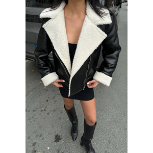 Chaqueta de Cuero Negra y Blanca con Cierre de Cremallera, Forro de Satén Afelpado, Plumas Decorativas y Perlas - Estilo Bomber Varsity de Piel de Oveja - Product Image 5