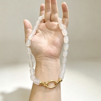 Collier ras du cou tendance de 17,5 pouces avec pierres naturelles de 10*14mm, perles d'agate blanches et grises, et fermoir plaqué or 18 carats