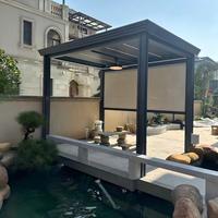 Pergola autoportante en aluminium thermolaqué à lames orientables, éco-responsable, avec pare-soleil électrique, éclairage LED en option et rideau anti-vent.