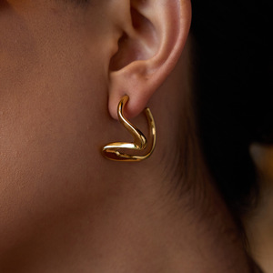 Pendientes geométricos irregulares de acero inoxidable chapado en oro de 18 quilates, joyería de moda para mujer, diseño elegante y ligero - Product Image 4