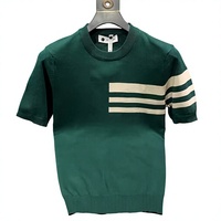 Camiseta de punto verde de manga corta para hombre con cuello redondo y ribete a rayas en contraste, corte regular, de secado rápido y ecológica, informal.