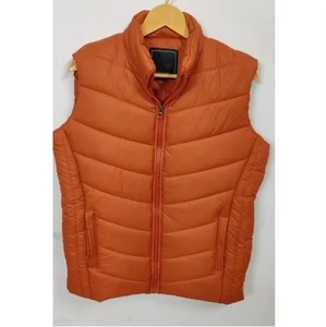 Veste sans manches pour homme de qualité supérieure, coupe moderne et tissu chaud, idéale pour les tenues décontractées et la saison hivernale, disponible à la vente - Product Image 4