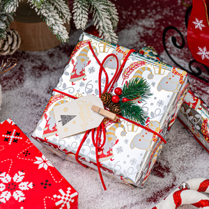Rollo de Papel de Regalo Navideño Reversible de 17 Pulgadas x 33 Pies, con Diseño Metálico Dorado de Gnomos y Muñecos de Nieve con Copos de Nieve Plateados - Product Image 2
