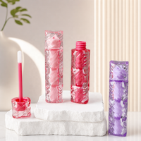 Gloss à lèvres en tube cristal froissé, texture ondulée, forme gourde et colonnes carrées, nuances violet, rouge, rose, approvisionnement en gros, personnalisation OEM