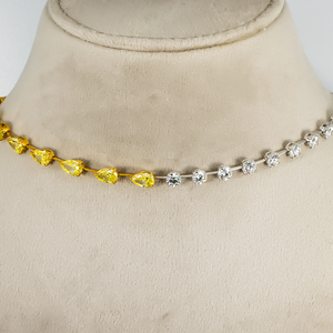 Collier ajustable de haute qualité personnalisé en or 18 carats bicolore avec diamants fantaisie jaunes taille poire et ronds, disponible au meilleur prix - Product Image 4