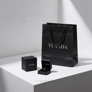 Set di Gioielli Personalizzati di Lusso con Charm per Borsa, Logo per Anello e Collana, Regalo Elegante - Product Image 4