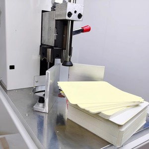 Máquina cortadora de papel eléctrica Pedral de pie Máquina cortadora de esquinas redondas con 7 tipos de cuchillas - Product Image 6