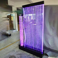 Fontaine d'eau LED à tube carré en acrylique à changement de couleur pour mariages, colonne à bulles dansantes fournie par l'usine pour panneaux décoratifs