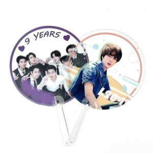พัดพลาสติกใสกันน้ำแบบใหม่ปี 2024 พีวีซี ออกแบบเองได้ พร้อมลายดารา KPOP สำหรับแฟนคลับ - Product Image 1