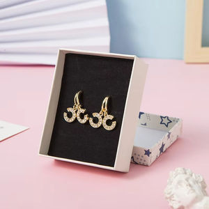 Caja de Embalaje de Joyería con Patrón de Estrellas Rojas, Negras y Blancas para Collares, Pendientes, Anillos y Pulseras - Embalaje de Regalo Directo de Fábrica - Product Image 5