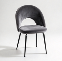 Chaise de salle à manger nordique rembourrée en velours, chaise d'appoint moderne avec accoudoirs et pieds en métal noir pour la maison, la cuisine, l'hôtel, l'appartement