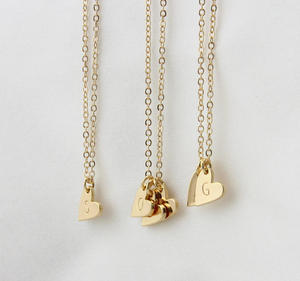 Collana con Iniziale Personalizzata <span class=keywords><strong>a</strong></span> Cuore in Acciaio Inox PVD Oro, Ciondolo con Lettera Personalizzata, Gioiello Minimalista, Regalo per Damigella - Product Image 3