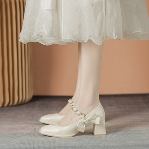 Zapatos de Tacón Mary Jane de Charol Blanco con Lazo y Correa de Perlas, Cómodos, Punta Redonda, Tacón de 6-8 cm, Zapatos de Novia para Boda - Product Image 2