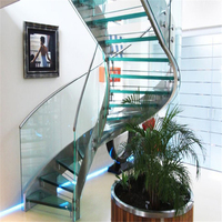 Minimalistische Geschwungene Treppe mit Klarglas-Stufen und Metallstruktur für Moderne Häuser