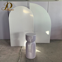Socle cylindrique professionnel personnalisé en acrylique blanc pour mariage, socle en acrylique à effet ondulé