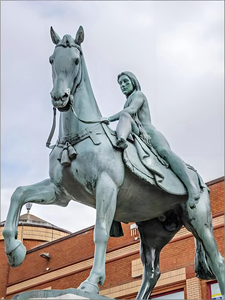 Scultura in bronzo incisa su misura di una Dea a cavallo: un dialogo poetico tra arte classica <span class=keywords><strong>e</strong></span> <span class=keywords><strong>storia</strong></span> - Product Image 2