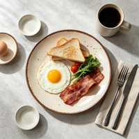 Assiette de présentation en porcelaine crème mouchetée avec bord brun, motif personnalisé en relief, finition sur glaçure, compatible lave-vaisselle pour la maison, les hôtels et les événements
