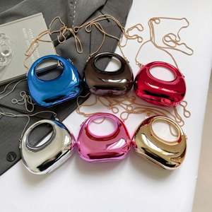 Bolso de mano de lujo personalizado con diamantes 3D, estilo moderno, adornado con cadenas y piedras elegantes. - Product Image 1