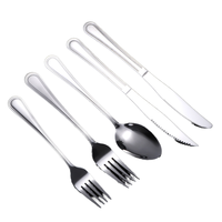 Ensemble de couverts modernes en acier inoxydable, cuillère, fourchette, couteau, passe au lave-vaisselle, passe au micro-ondes, aspect sophistiqué pour usage en restaurant