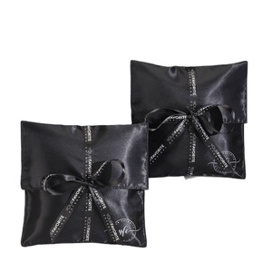 Pochette cadeau en satin noir avec ruban, logo personnalisé, emballage cosmétique et parfum, sac enveloppe en satin - Product Image 1